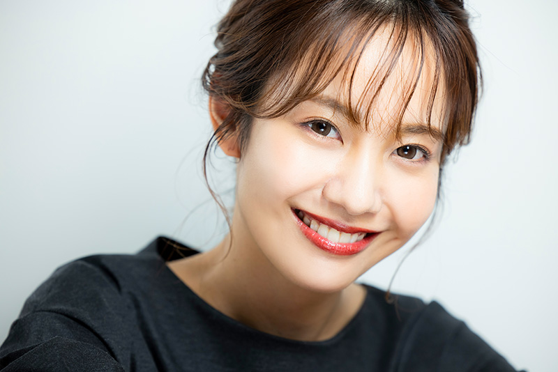 人前でも気にならない「裏側からの矯正」